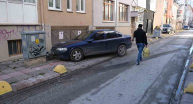 Bu mahallede kaldırımlar yürümek için değil araç park etmek için kullanılıyor