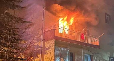 Çakmakla oynarken evi yakan çocuk 16 komşunun zehirlenmesine neden oldu