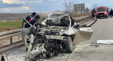 Çankırı'da kamyona çarpan otomobil hurdaya döndü: 1 ölü
