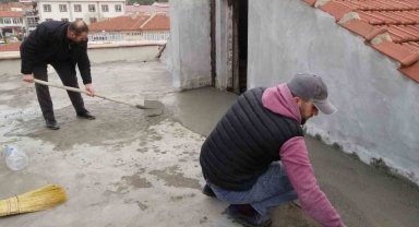 Çatı tadilatını imamlar yaptı