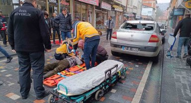 Çatıdan otomobilin üzerine düşen adam kurtarılamayarak hayatını kaybetti