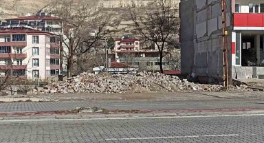 Depremin izleri silinerek millet bahçesine dönüştürüldü