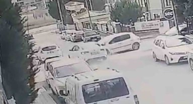 Dikkatsizliğin sonucu pahalıya patladı: 3 aracın karıştığı kaza kamerada