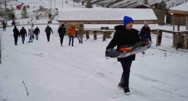 Dinek Dağı beyaz örtüyle kaplandı, gölet dondu: Eşsiz manzarada karın keyfini çıkardılar