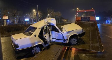 Direğe çarpan otomobil ortadan ikiye büküldü: 4 yaralı