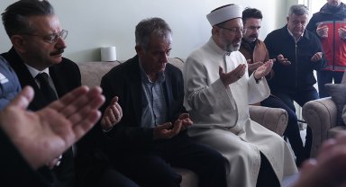 Diyanet İşleri Başkanı Erbaş ve Vali Aksoy şehidin evini ziyaret etti