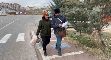 Durakta çanta bulan çiftin örnek davranışı "insanlık ölmemiş" dedirtti