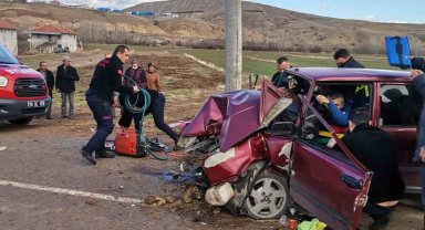 Elektrik direğine çarpan Tofaş hurdaya döndü: 3 yaralı
