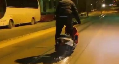 Elektrikli bisikletleriyle kıvılcımlar çıkartıp riskli hareketler yaptılar