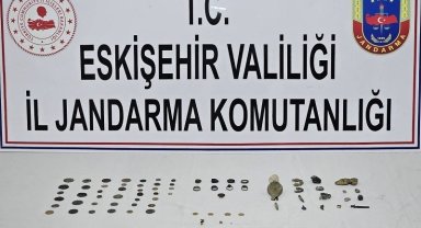 Elinde bulundurduğu 74 parça tarihi eseri satmak isterken suçüstü yakalandı