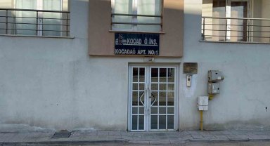 Eşi ve oğlu tarafından evde ölü bulunan yaşlı kadının darp edilerek öldürüldüğü ortaya çıktı