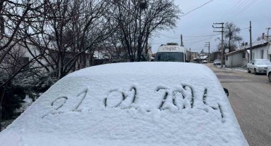Eskişehir güne karla uyandı