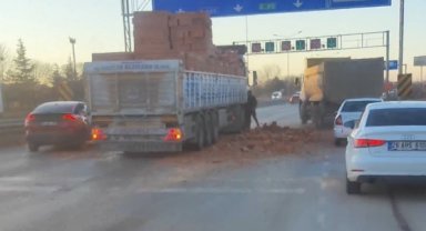 Eskişehir'de tır dorsesinden dökülen tuğlalar trafiği olumsuz etkiledi