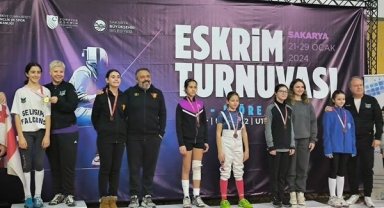 Eskişehir'i temsil eden flöre eskrim takımı Sakarya'dan madalyalarla döndü
