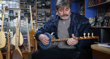 Ev aletinden yaptığı çalgı 'mutfak aletlerini konuşturan adam' olarak anılmasını sağladı