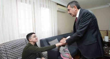 Evde eğitim gören depremzede öğrenciye karnesini Bakan Tekin verdi
