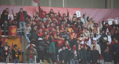 Galatasaraylı taraftarlar takımını yalnız bırakmadı