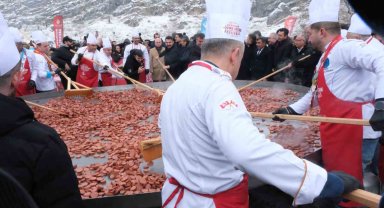 Geleneksel Sivrihisar Dövme Sucuk Festivaline binlerce vatandaş akın etti