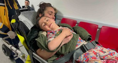 Geri geri manevra yapan yolcu otobüsü anne ve 3 yaşındaki çocuğunun ayaklarını ezdi