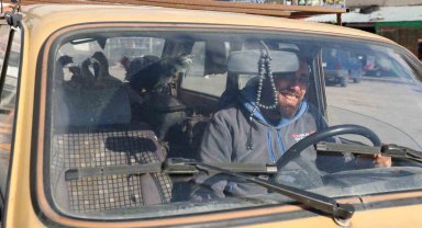 Gezen tavuk olsun diye tavuklarını otomobille gezdiriyor