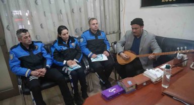 Görme engelli öğretmen polisler için bağlama çaldı