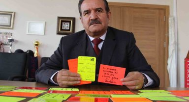 Hakemlerin kartlarından koleksiyon yaptı