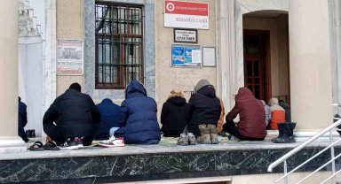 Hava sıcaklığının eksi değerlere düşmesi ibadete engel olmadı