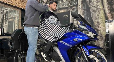 Hem motosiklet kullandı hem de tıraş oldu