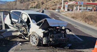 Hurdaya dönen otomobilde burnu bile kanamadan çıktı