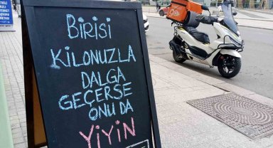 İşletmenin önüne konulan komik yazı dikkat çekti