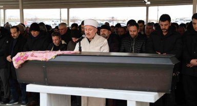 Isparta'da evinde ölü bulunan öğrenci, Sivas'ta defnedildi