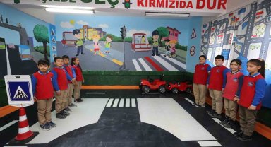 Jandarmadan minik öğrencilere trafik eğitim sınıfı