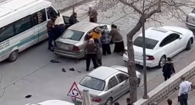 Kadınların otomobildeki şahıslarla kavga anı kamerada