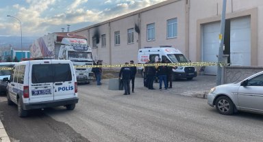 Kamyon ile duvar arasında sıkışan çocuk hayatını kaybetti