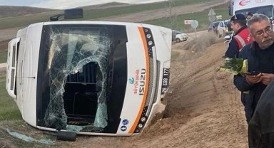 Kamyonun çarptığı belediye otobüsü yan yattı: 11 yaralı