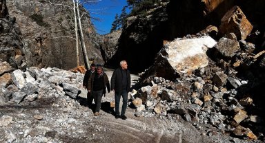 Kapuzbaşı Yolu'ndaki heyelana büyükşehirden anından müdahale