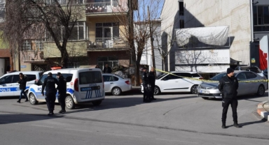 Karaman’da okulun bahçe duvarına bırakılan kadın çantası polisi alarma geçirdi