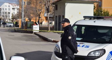 Karaman'da okulun bahçe duvarına bırakılan kadın çantası polisi alarma geçirdi