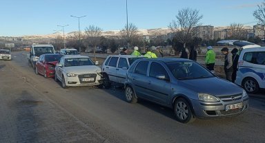 Kaza kazaya neden oldu, 10 araç birbirine girdi