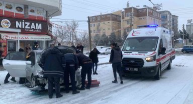 Kaza yapan otomobil, iş yerindeki tavuk pişirme makinesine çarptı: 1 yaralı