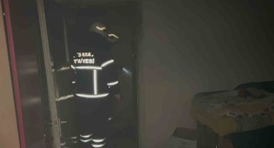 Komşularının yardımıyla oğlunu yanmaktan son anda kurtardı