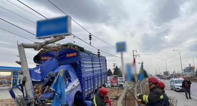 Konya'da pancar yüklü kamyon ile kamyonet çarpıştı: 2 yaralı