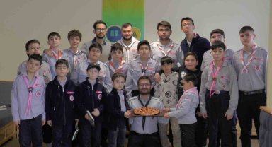 Küçük izciler pizza yapmayı öğrendi