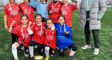 Küçük kızlar futbolda 75. Yıl Mühibe Germirli Ortaokulu Kayseri Şampiyonu