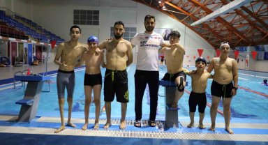 Kulaç atarak engelleri aşıyorlar