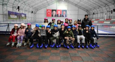 Mamak'ta vatandaşlar ücretsiz buz pateni keyfi yaşıyor