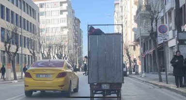 Motosikletin kasasına yüklü kartonların üzerinde yolculuk yapan şahıs trafiği tehlikeye attı
