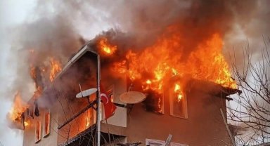 Nallıhan'da çıkan yangında 3 katlı bir ev kullanılamaz hale geldi