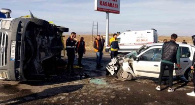 Niğde'de kamyonet ile otomobil çarpıştı: 1 ölü, 5 yaralı