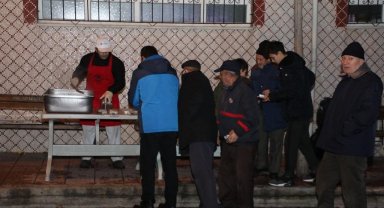 Odunpazarı Belediyesi Üç Aylar ve Regaip Kandili dolayısı ile helva dağıttı